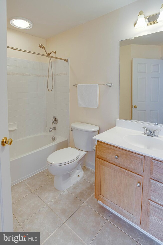 4946 Wyndham Creek Ct, Fairfax, VA 22030 - photo 2