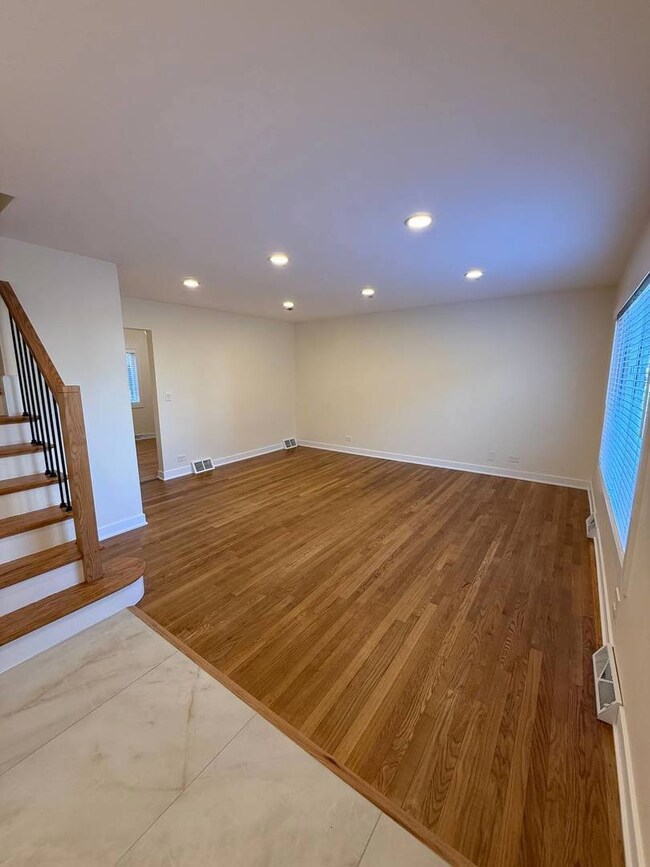 415 E Lincoln St unit 415, Mount Prospect, IL 60056 - photo 2