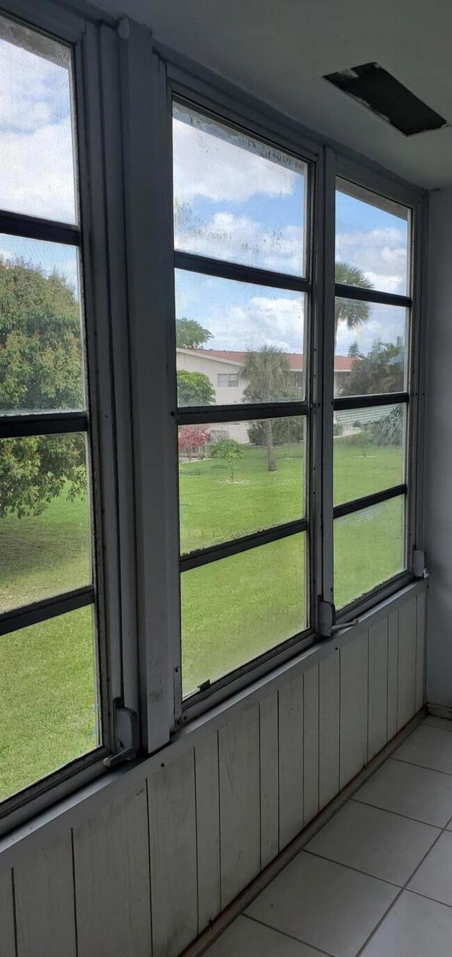 61 Coventry C, West Palm Beach, FL 33417 - photo 2