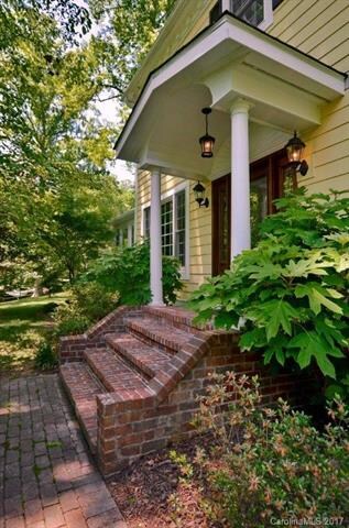 ENTRY WITH WELCOMING SETTING
