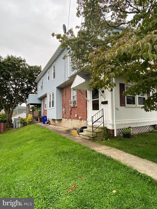 3307 Fremont St, Reading, PA 19605 - photo 2