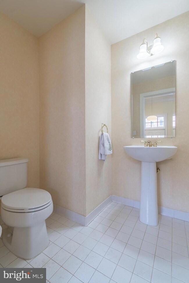 8023 Kidwell Hill Ct, Vienna, VA 22182 - photo 4