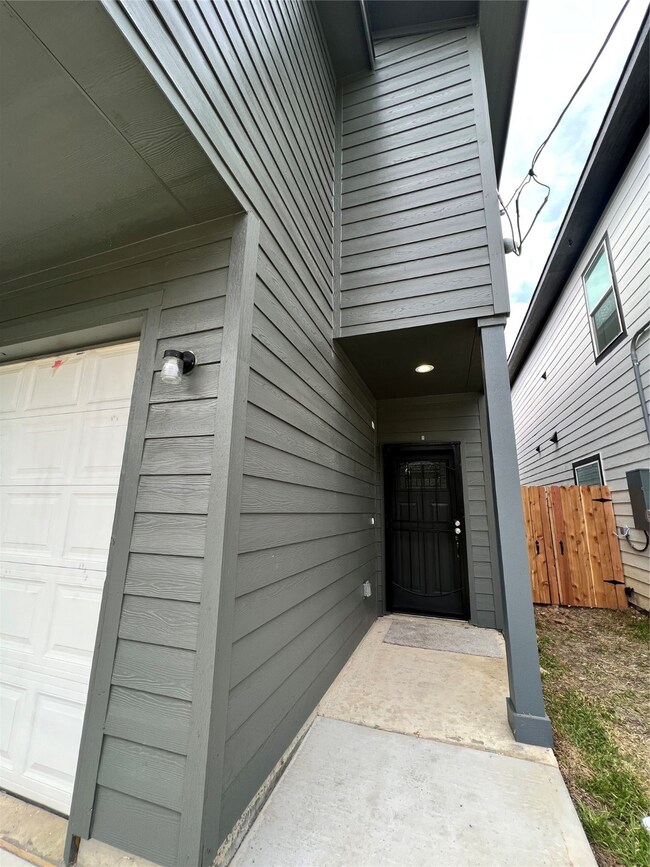7205 Carver Rd unit B, Houston, TX 77088 - photo 2