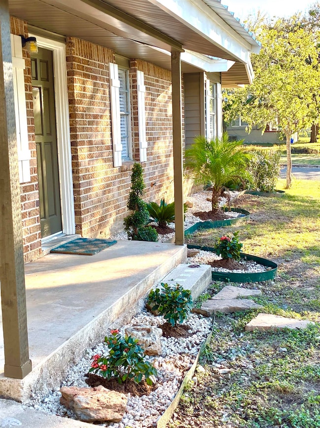 901 Avenue E, Marble Falls, TX 78654 - photo 2