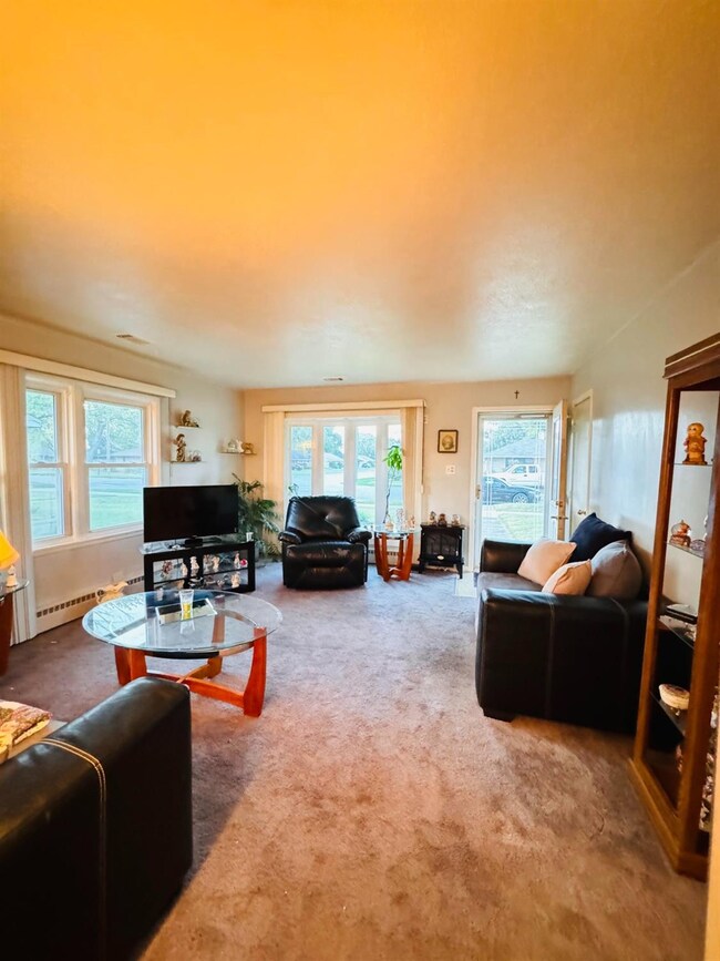 555 W Pine St, Griffith, IN 46319 - photo 5