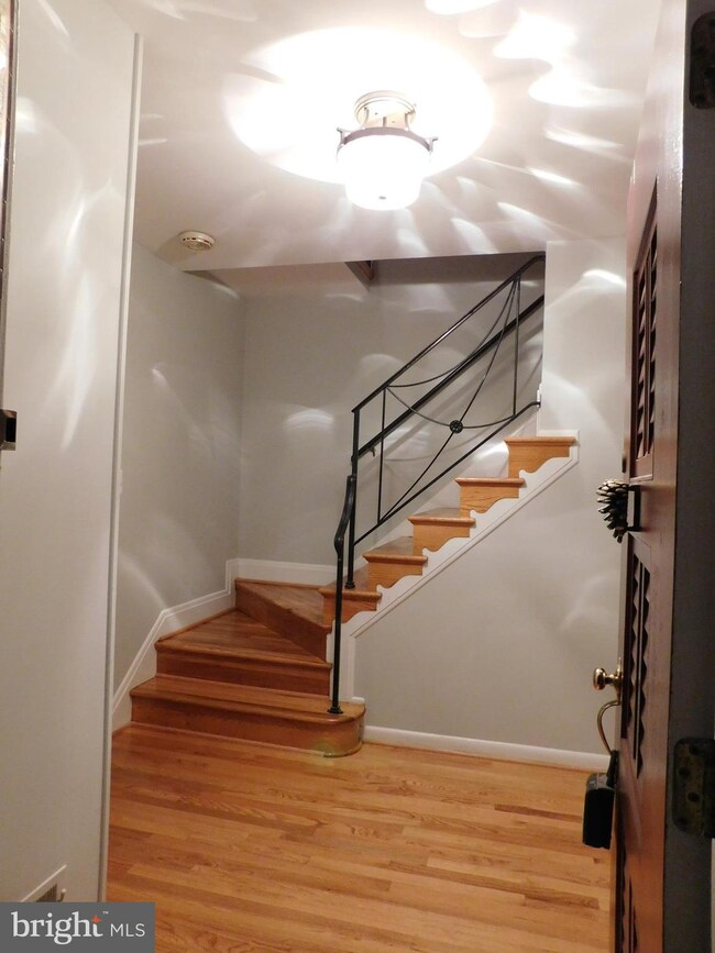 2404 Old Trace Ln, Reston, VA 20191 - photo 2