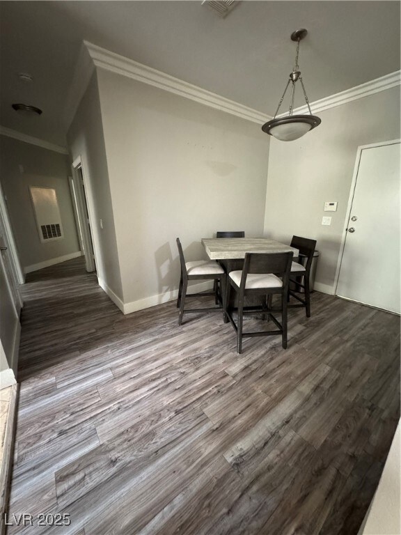 Dining area with visible vents, ornamental molding