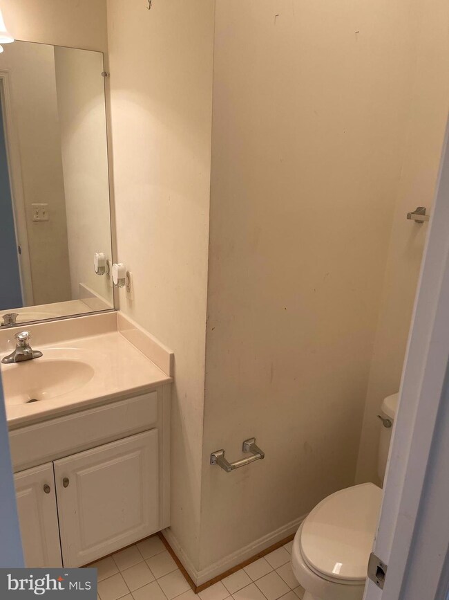 13903 Hollow Wind Way unit 201/9-2B, Woodbridge, VA 22191 - photo 4