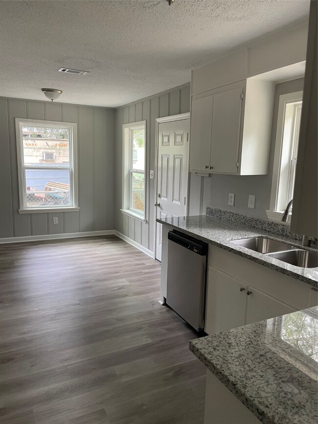 3509 4th St, Bay City, TX 77414 - photo 7