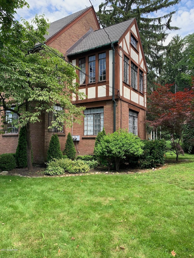 540 Sarah St, Stroudsburg, PA 18360 - photo 2