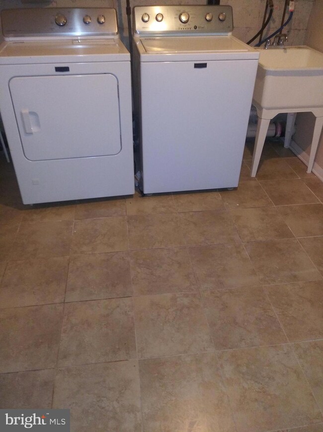 943 Ellicott Driveway, Baltimore, MD 21216 - photo 5