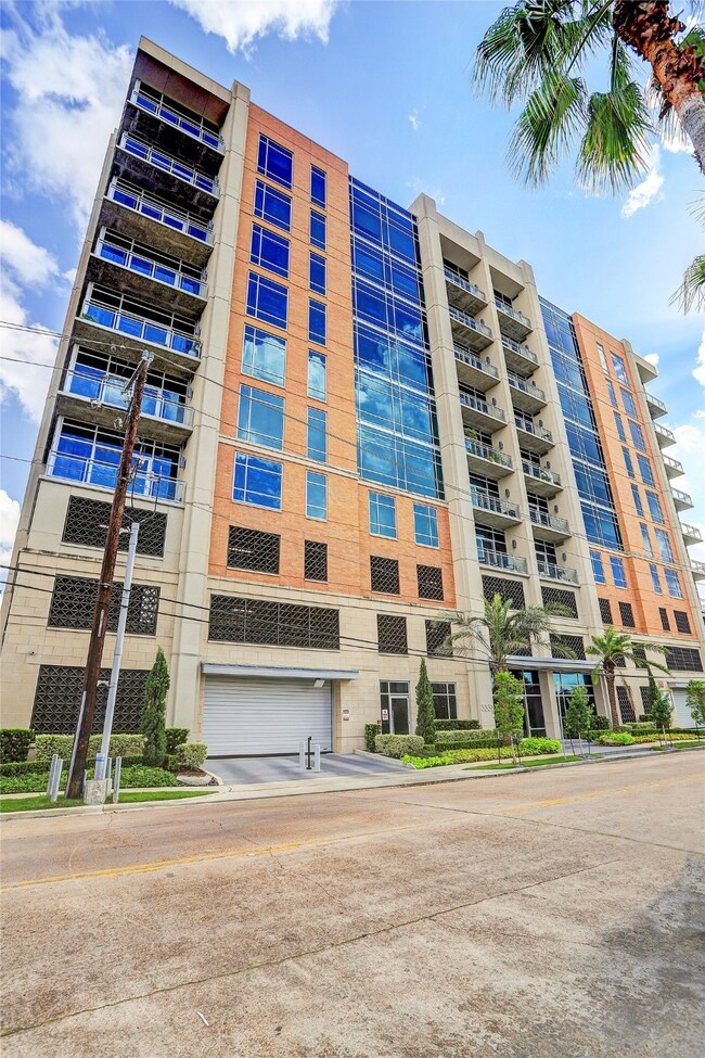 Riva at the Park is a contemporary mid-rise building perfectly located across the street from Buffalo Bayou Park, close to downtown with easy access to the Med Center and Galleria. Trendy restaurants and clubs are close by as is Stages Theater.