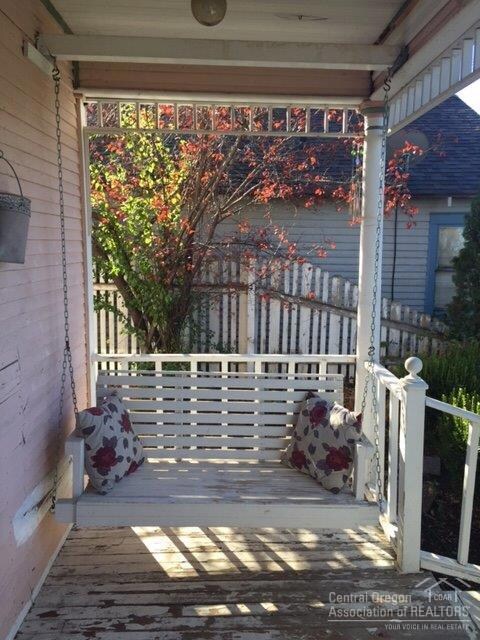 122 SW 10th St, Redmond, OR 97756 - photo 3