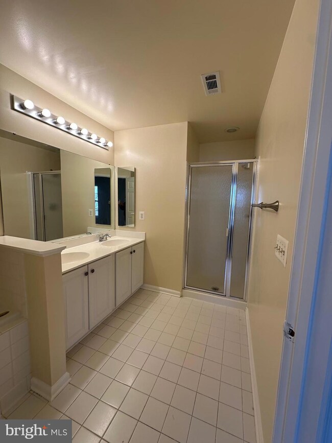 8266 Phelps Lake Ct, Lorton, VA 22079 - photo 4