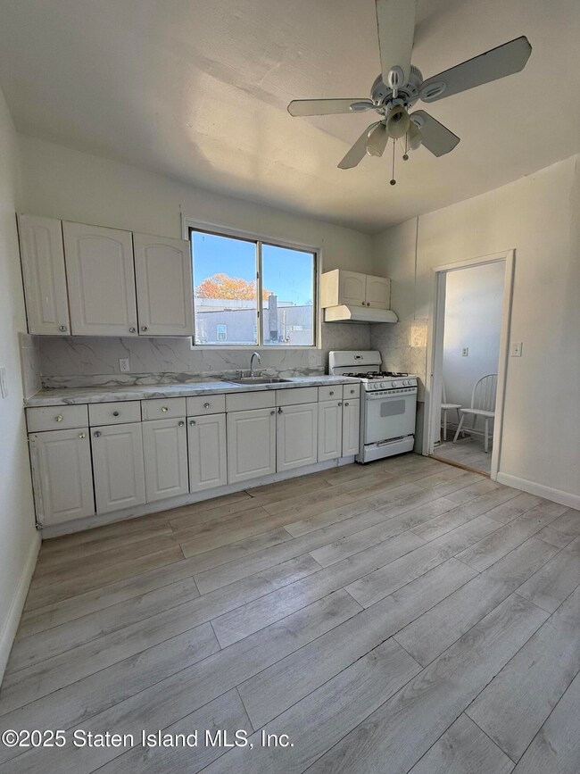 243 Jewett Ave unit 1, Staten Island, NY 10302 - photo 2