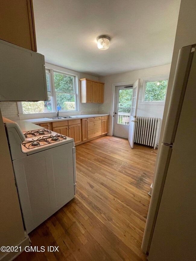 511 E Putnam Ave unit 1st Floor, Cos Cob, CT 06807 - photo 4