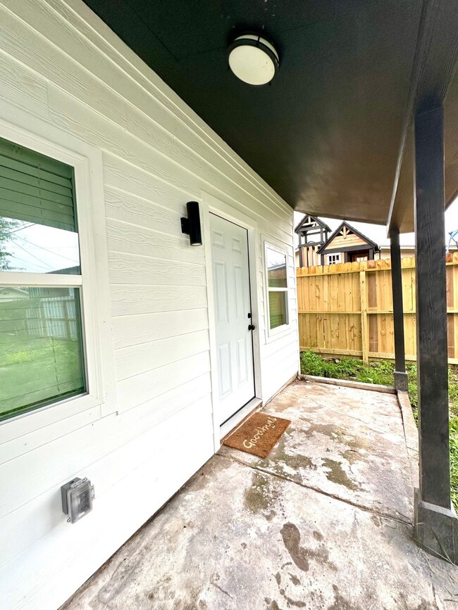 32 Farrell St unit C, Houston, TX 77022 - photo 2