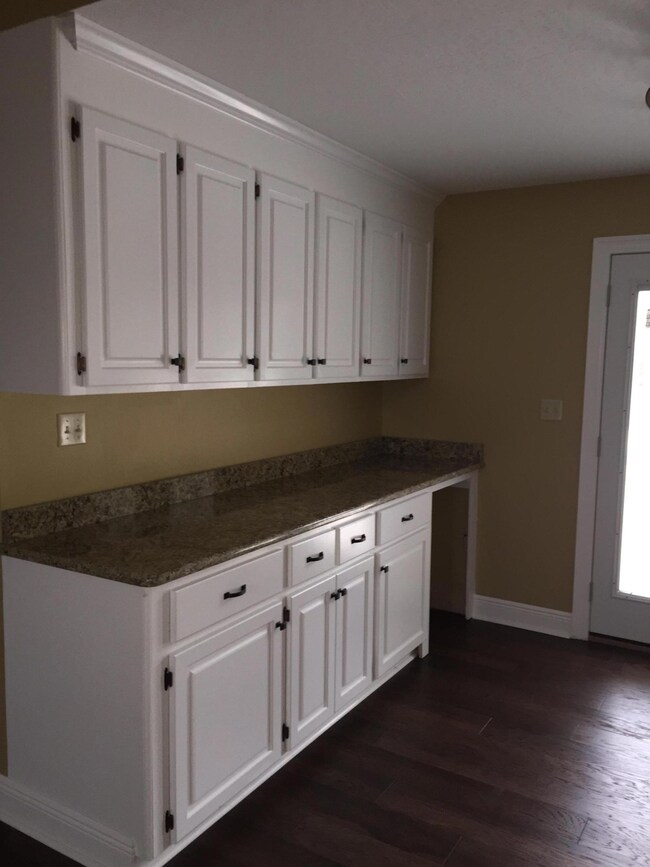 Butler pantry w/wine cooler
