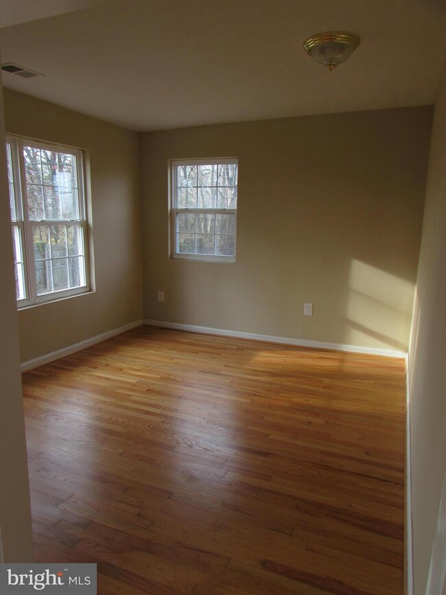 905 Hill Rd, Hyattsville, MD 20785 - photo 5