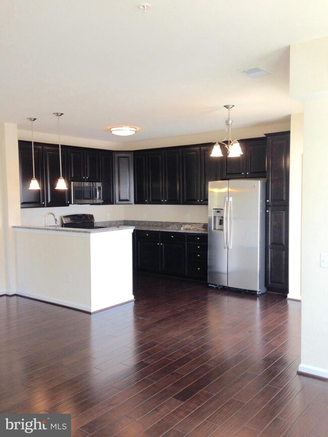 43516 Stonecliff Terrace unit ., Chantilly, VA 20152 - photo 3