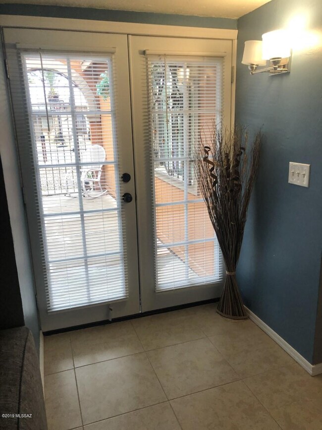 2912 D french door at entrance 25