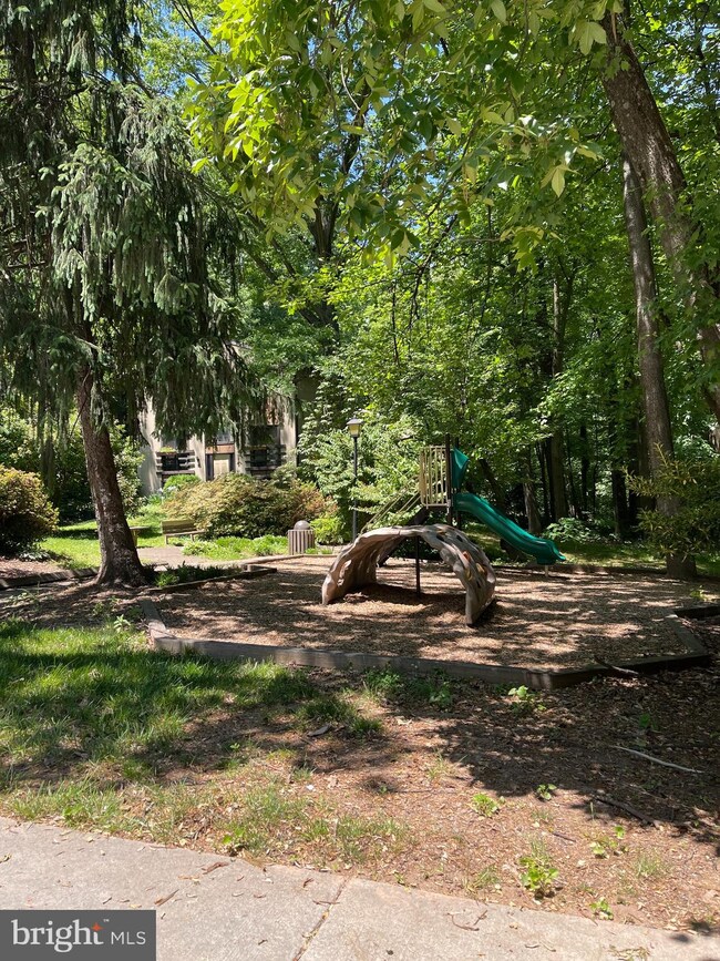 2424 Cloudcroft Square, Reston, VA 20191 - photo 6