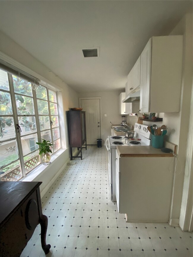 1752 Colquitt St, Houston, TX 77098 - photo 5