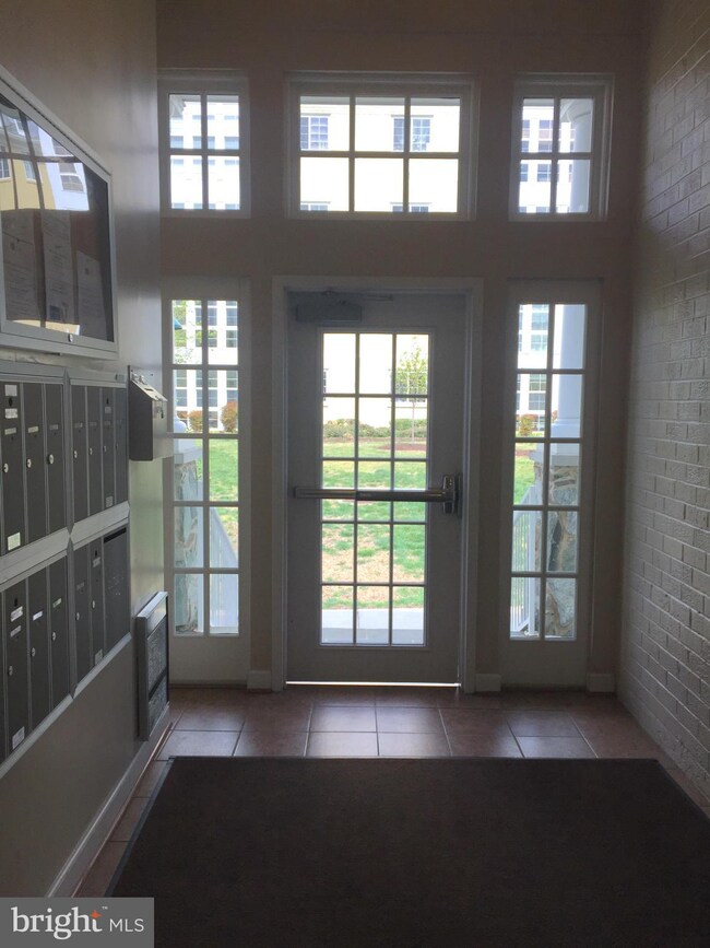 4119 S Four Mile Run Dr unit 302, Arlington, VA 22204 - photo 3