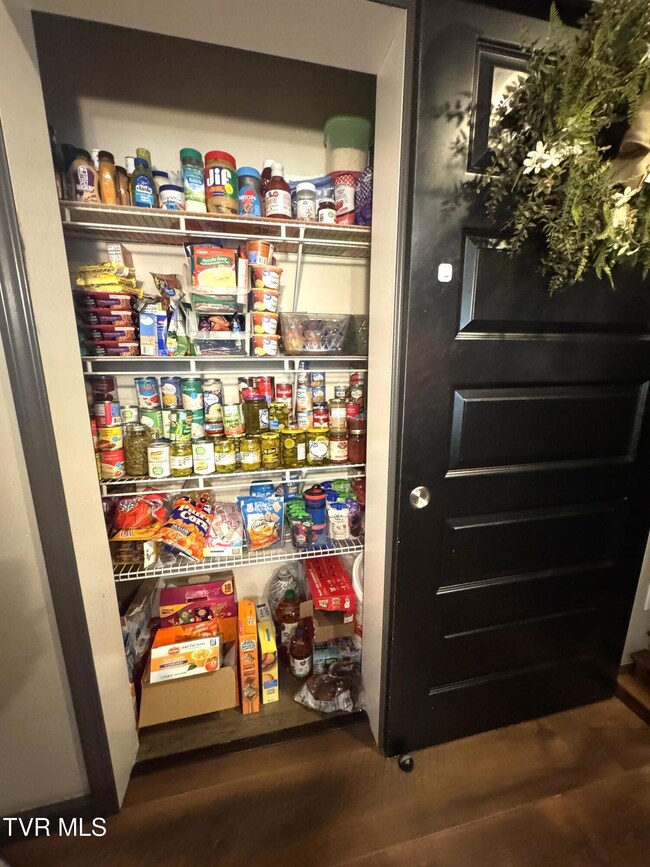KITCHEN PANTRY