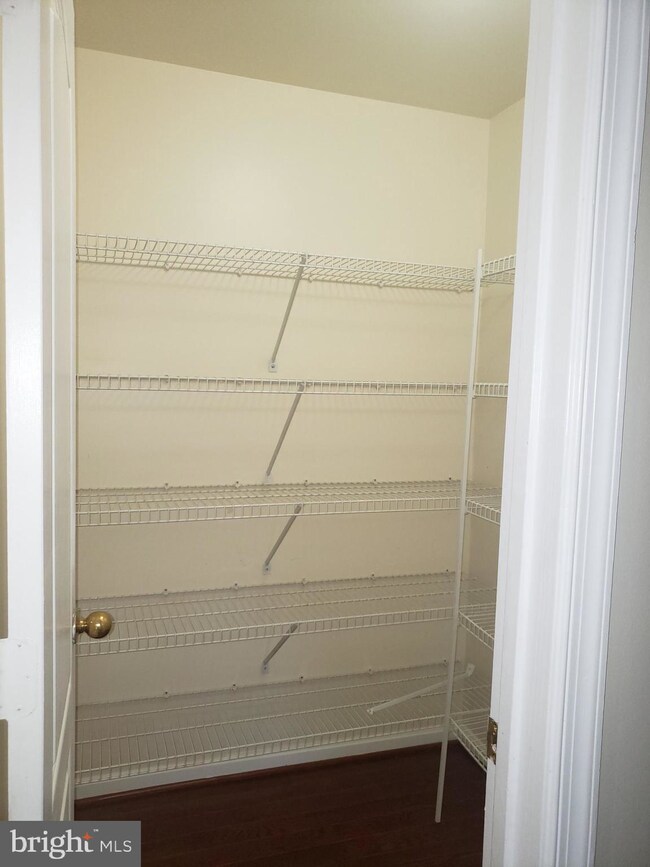 2390 Woodland Pond Ln, Herndon, VA 20171 - photo 5