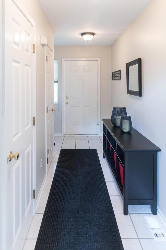 392 Sycamore Ridge Way unit 392, Columbus, OH 43230 - photo 2