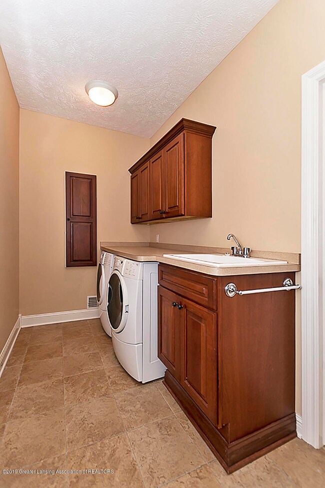 6149 Bridgewater 1st fl laundry and back
