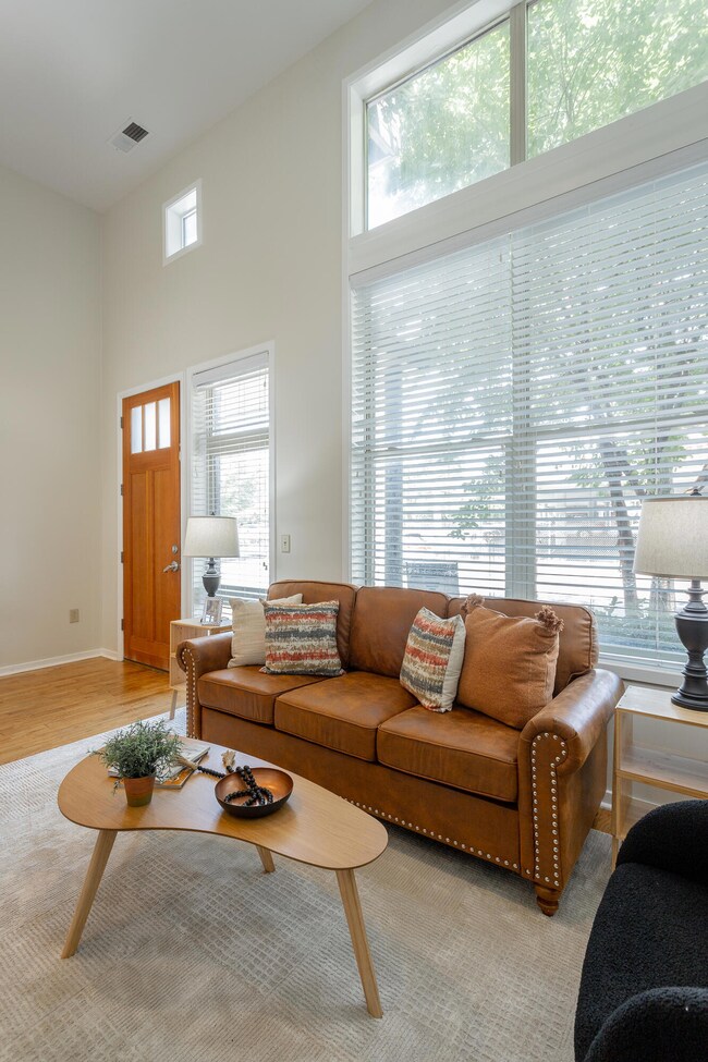 852 E 8th Street HD STAGED-8