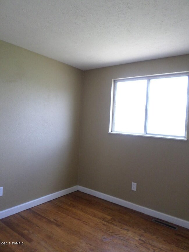 2208 Kathryn Dr, Niles, MI 49120 - photo 5