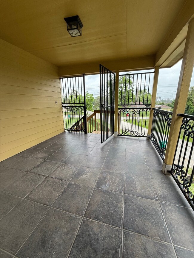 6219 Frisco St, Houston, TX 77022 - photo 4