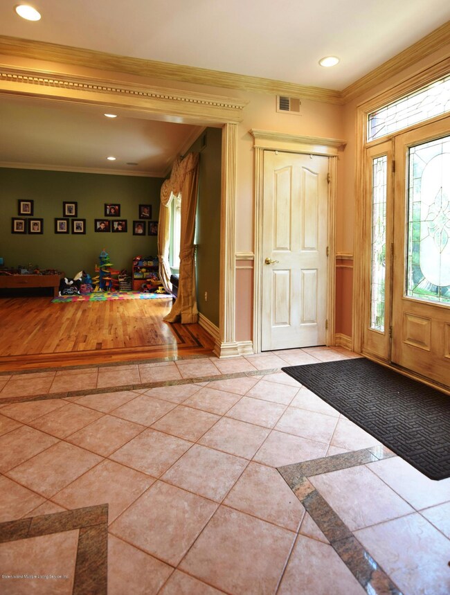 (5) Entry Foyer