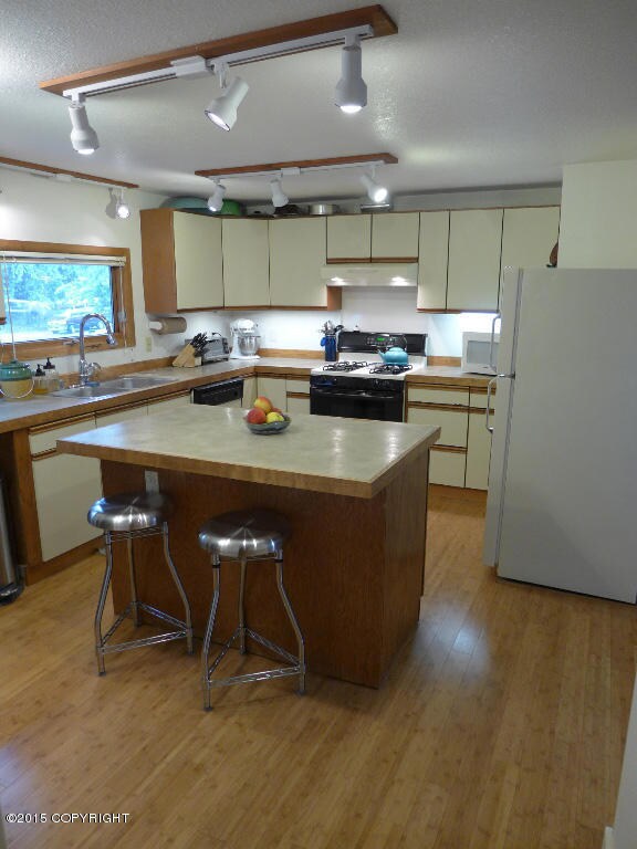 1921 Ivan Dr, Anchorage, AK 99507 - photo 3