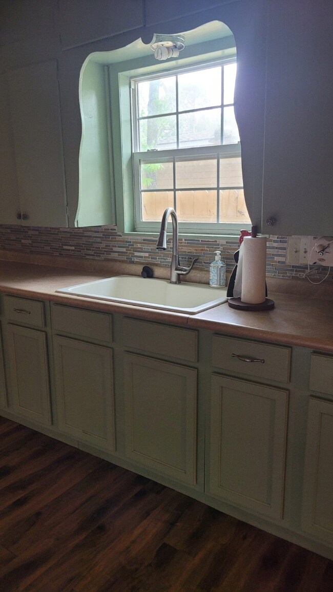 1008 Avenue I, Bay City, TX 77414 - photo 2