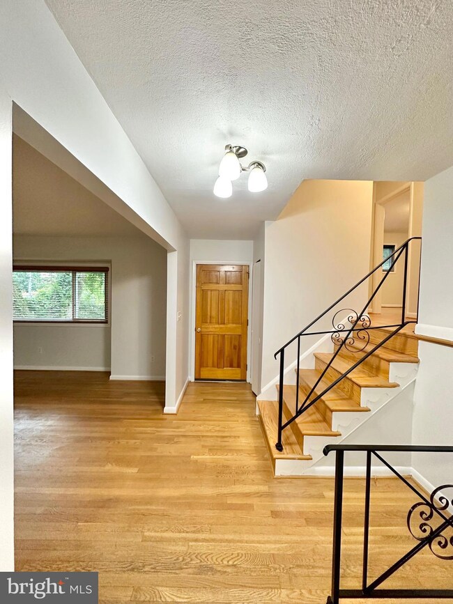 3315 Sleepy Ln, Falls Church, VA 22044 - photo 2