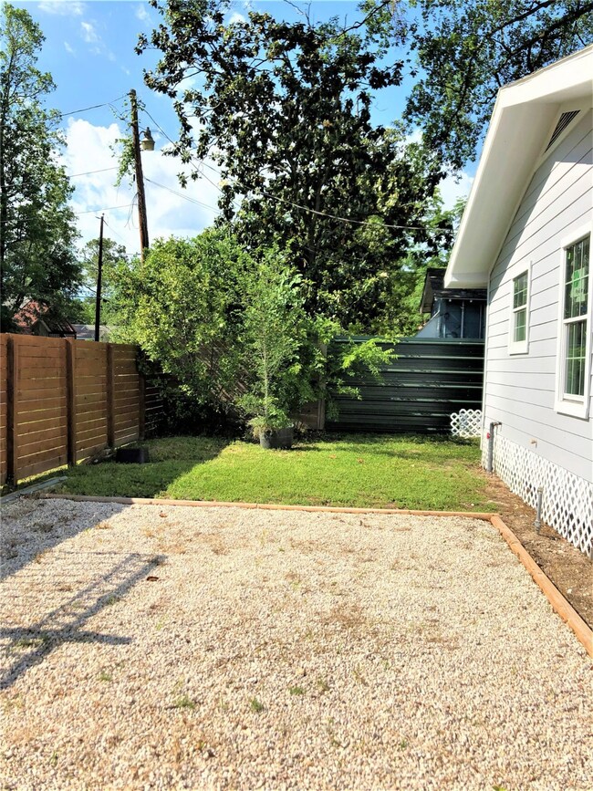 6618 Bethune Dr, Houston, TX 77091 - photo 3