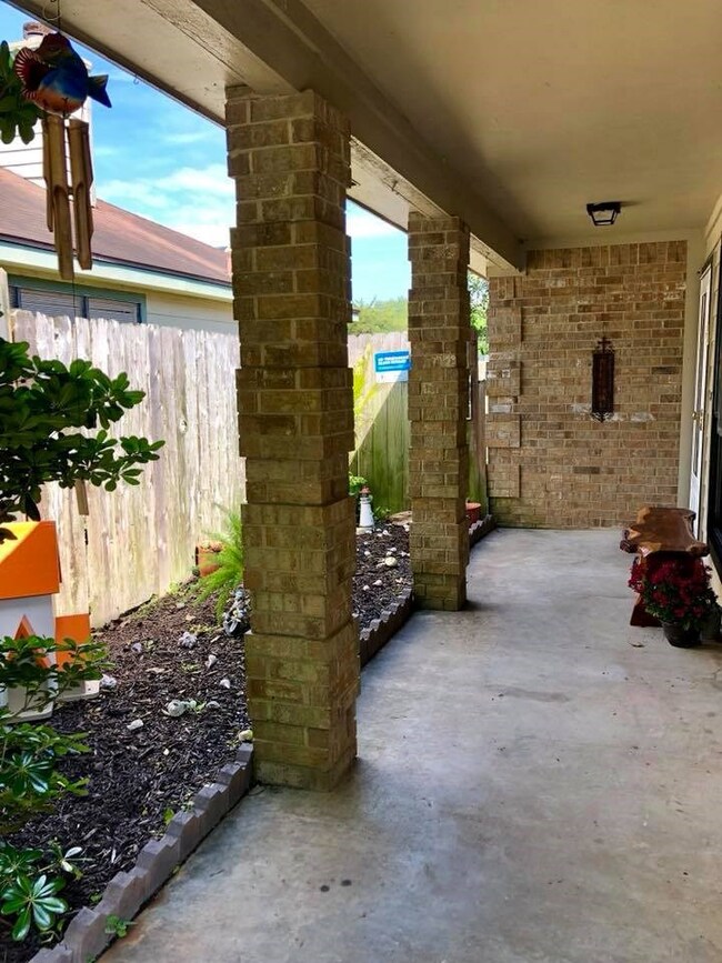 2421 Hedgerose Ln, Bay City, TX 77414 - photo 4