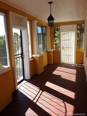 SCREENED IN FRONT PORCH...THAT'S FLORIDA LIVING