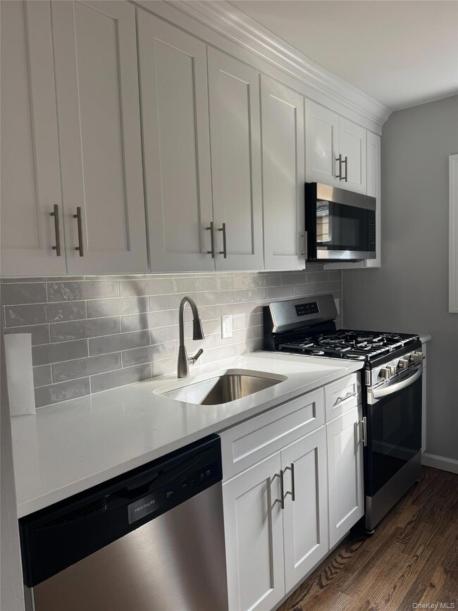 318 Vincent Ave, Lynbrook, NY 11563 - photo 3