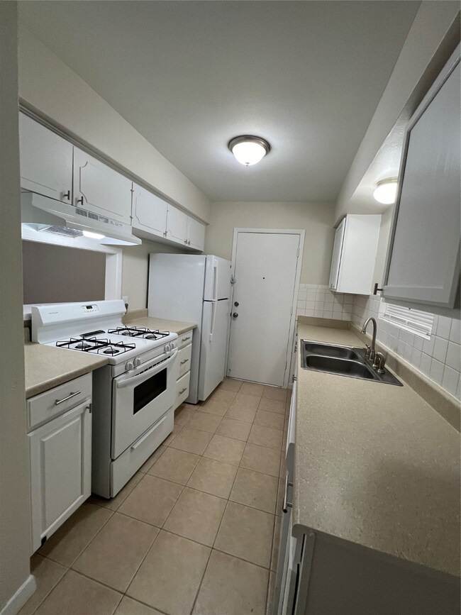 2400 5th St unit 5, Bay City, TX 77414 - photo 5