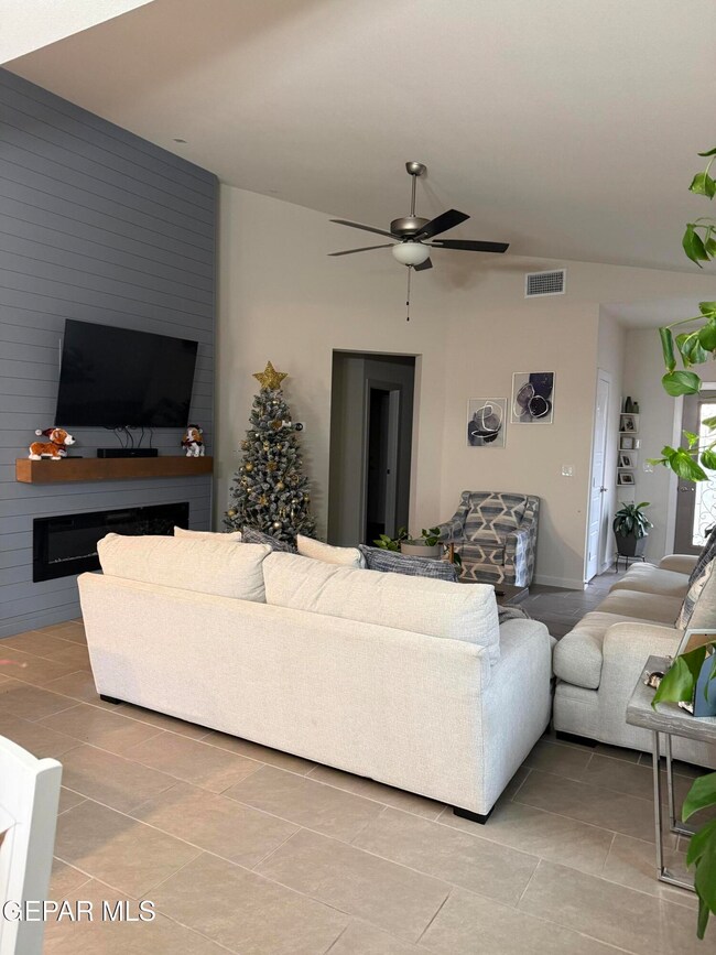 11388 Santa Barbara Dr, Socorro, TX 79927 - photo 5