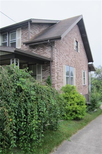 This is a view of right side of the home.  The  dr