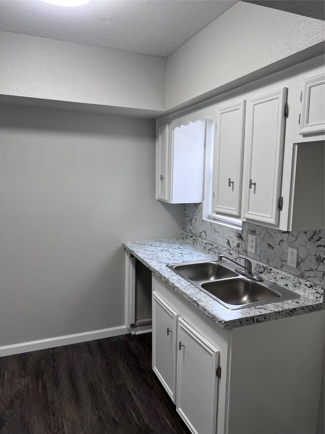 503 Park Ln unit 3, Cleveland, TX 77327 - photo 4