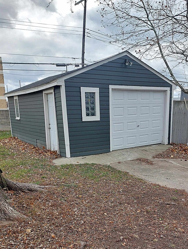 21878 Grandy St, Clinton Township, MI 48035 - photo 6