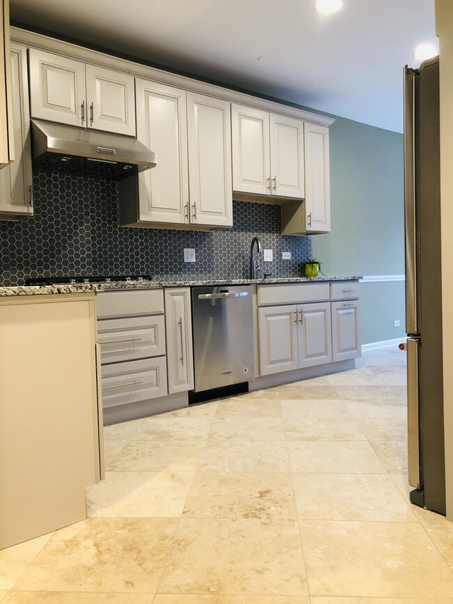 728 Red Oak Ct, Naperville, IL 60563 - photo 5