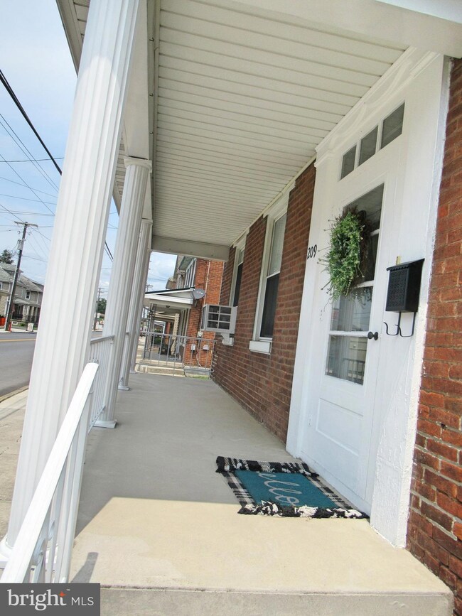 209 N Queen St, Littlestown, PA 17340 - photo 5